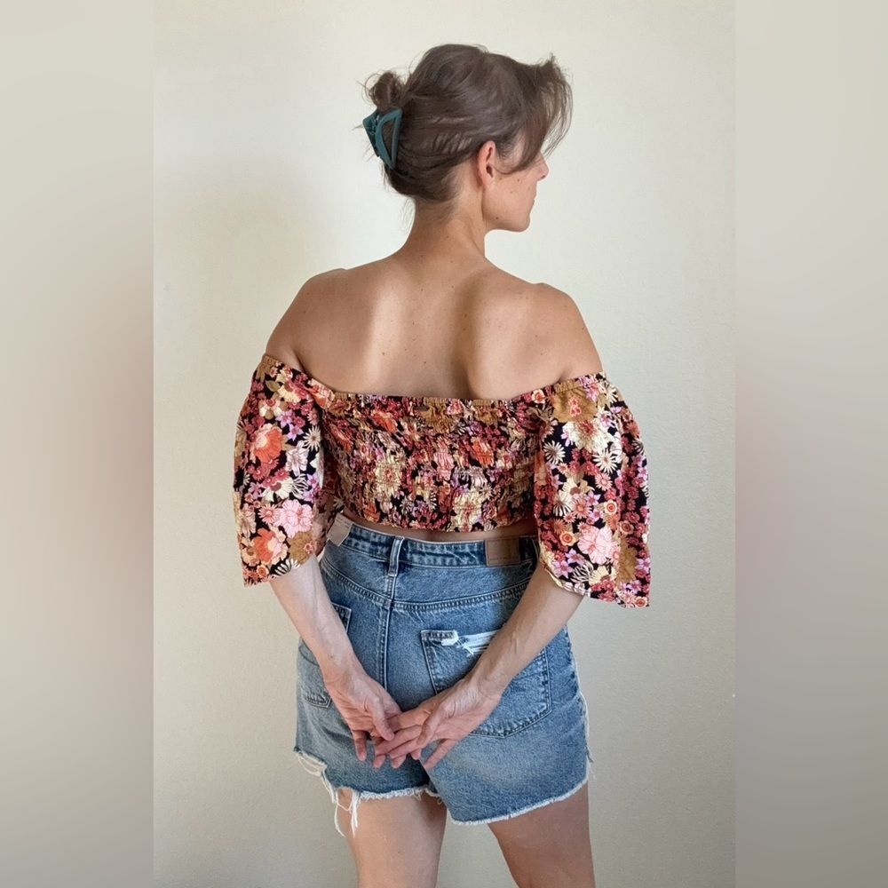 Rip Curl Off Shoulder Crop Top Smocked Black Floral Medium - Picture 8 of 8